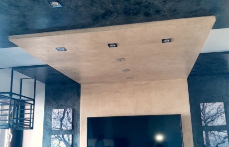 Controsoffitto sospeso con faretti sopra la parete TV in un soggiorno ristrutturato
