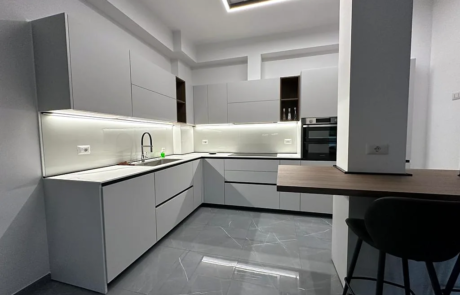 Foto ristrutturazioni Roma di Edil Dima: cucina moderna bianca con penisola e sgabelli