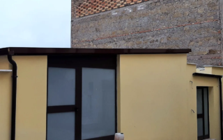 Dopo i lavori: esterno del garage trasformato in locale con intonaco nuovo e infissi