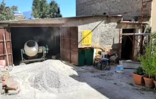 Durante i lavori: cantiere per la trasformazione del garage con betoniera e materiali