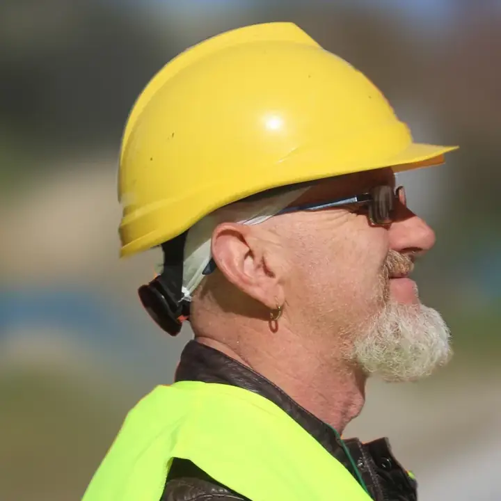 Ennio Di Luca, titolare di Edil Dima Ennio Di Luca, titolare dell'impresa edile Edil Dima a Roma, con casco e gilet in cantiere