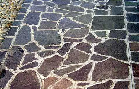 Pavimentazione esterna in pietra a opus incertum