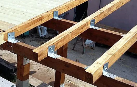 Struttura in legno di una pergola copri auto durante il montaggio