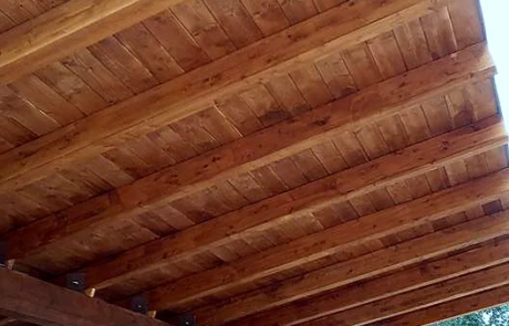 Pergola in legno per copertura auto con struttura a travi