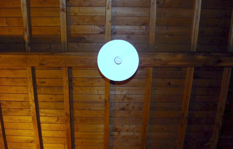 Soffitto in legno con travi e tavolato a vista