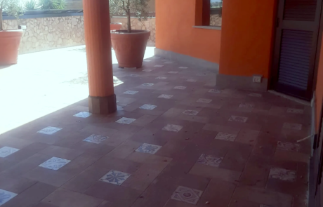 Terrazzo coperto con pavimento in cotto e inserti in maiolica decorata