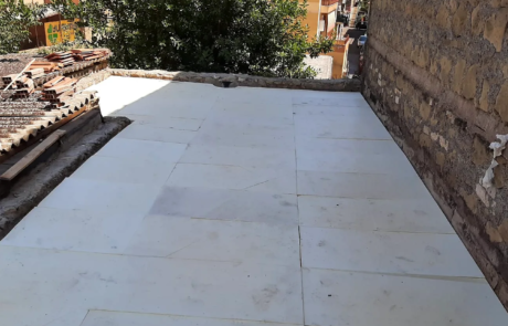 Terrazzo impermeabilizzato con nuovo pavimento in lastre chiare
