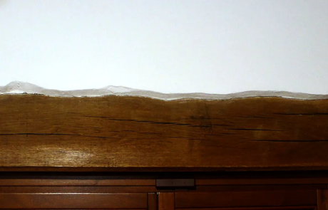 Trave in legno a vista sopra una porta dopo la ristrutturazione